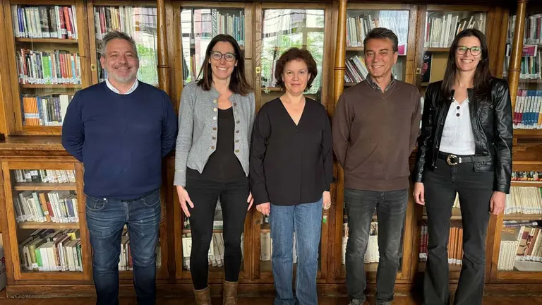 de izqda. a dcha: Javier García Sayés (Gerente de la Asociación Española Contra el Cáncer en Navarra), Amaya Goñi (Directora IES Plaza de la Cruz), Esther Alonso (Coordinadora del Bachillerato de Investigación en el IES Plaza de la Cruz), Alicia Marín (Presidenta Asociación BI+). AECC