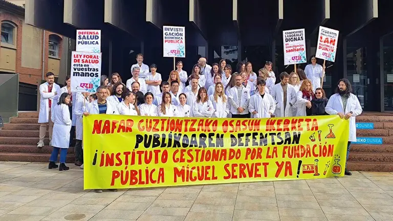 Concentración de trabajadores de Navarrabiomed, que solicitan al Parlamentoforal un "compromiso firme" con la investigación pública en Navarra. LAB