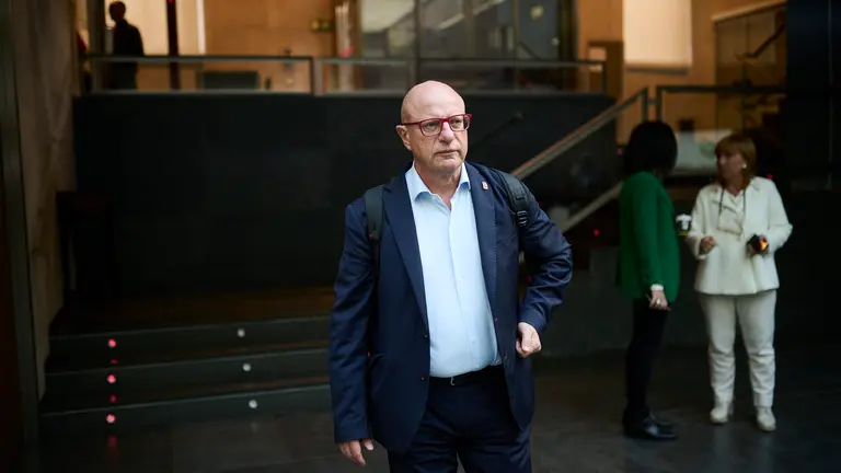 Carlos Gimeno, consejero de Educación, en su lleaga minutos antes del comienzo del pleno del Parlamento. PABLO LASAOSA