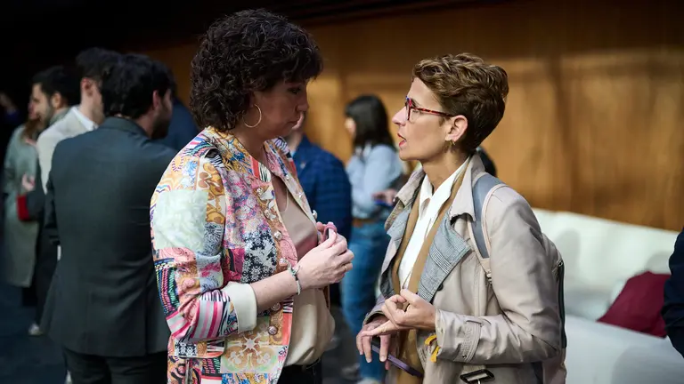 Ainhoa Unzu habla con María Chvite minutos antes de comenzar el pleno. PABLO LASAOSA