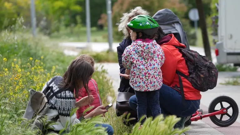 Imagen de archivo de un grupo de adultos y niños en una ruta por la naturaleza. UNIVERSIDAD DE NAVARRA