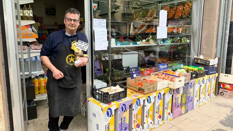 Carlos Azcona Garín en su frutería 'Casa Butaca' en Estella. Navarra.com