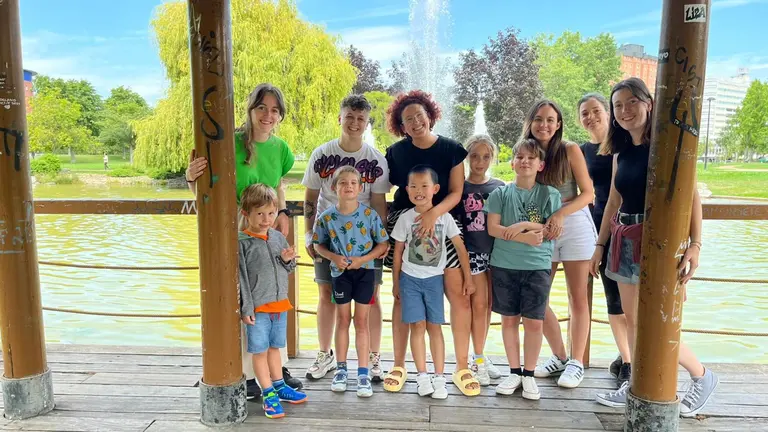 Niños, niñas, voluntarias y profesionales de la escuela de la Asociación Navarra de Autismo. CEDIDA