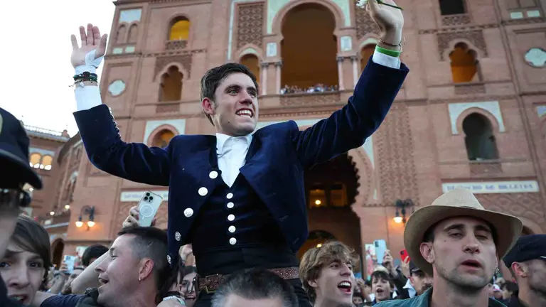 El rejoneador Guillermo Hermoso de Mendoza sale a hombros este sábado durante una corrida de rejones de la Feria de San Isidro en Madrid. EFE/ Kiko Huesca
