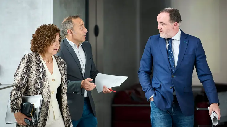 Yolanda Ibáñez, Juan Luis Sánchez de Muniáin y Javier Esparza, de UPN, en su llegada a la Mesa y Junta de Portavoces. PABLO LASAOSA