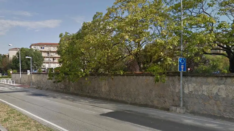 El muro de la calle Concepción Benítez que perimetra el Hospital Universitario de Navarra por el sur, va a ser derribado. GOOGLE MAPS