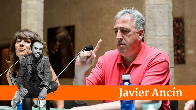 Joseba Asirón, alcalde de Pamplona, junto a su concejala Maider Beloki. PABLO LASAOSA