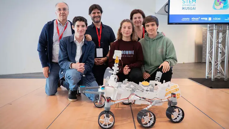 Alumnos y profesores junto al prototipo por el que fueron premiados. PLANETARIO