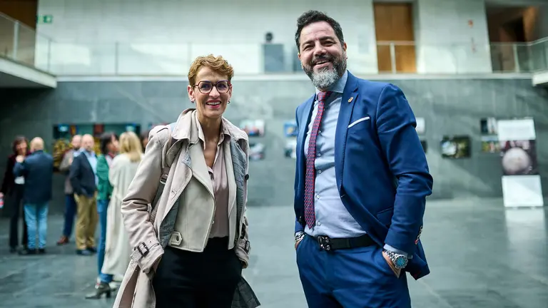 María Chivite y Ramón Alzórriz en el átrio del Parlamento antes de comenzar el pleno. PABLO LASAOSA