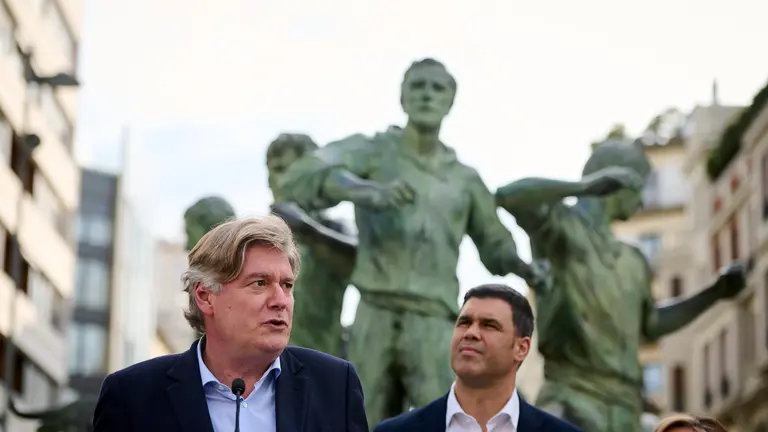 El presidente del PP de Navarra, Javier García, y el eurodiputado Antonio López Istúriz intervienen en el acto de inicio de campaña del PP para las elecciones europeas. PABLO LASAOSA