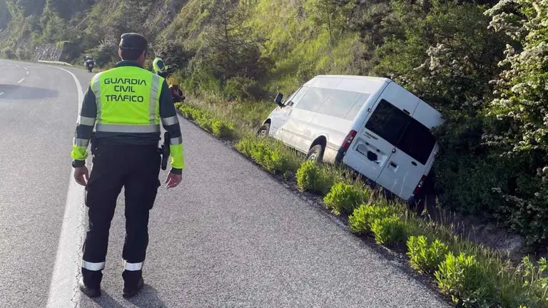 La furgoneta ha quedado encajada en la cuneta entre el arcén y el talud lateral. GUARDIA CIVIL DE TRÁFICO