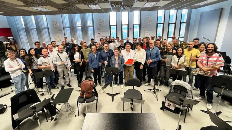 La Pamplonesa posa al completo en su local de ensayo con los libreros Marcela y Rafael. Facebook La Pamplonesa.