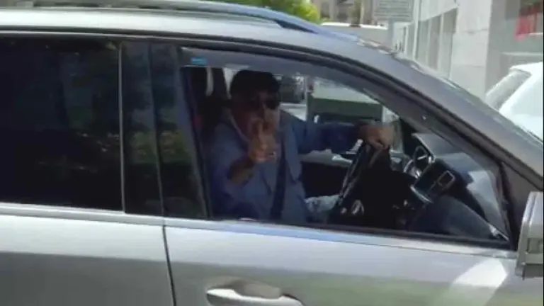 El agresor montado en su coche insulta y agrede a los miembros de VOX. CEDIDA