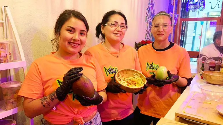Ivanova Hurtado, su madre Jenny Hurtado y Roxana en la tienda Psico Mango en Pamplona. Navarra.com