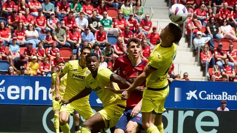 Yerson Mosquera (2. Villarreal CF), Ante Budimir (17. CA Osasuna) y Ramon Terrats (20. Villarreal CF) durante el partido de La Liga EA Sports entre CA Osasuna y Villarreal CF disputado en el estadio de El Sadar en Pamplona. IÑIGO ALZUGARAY