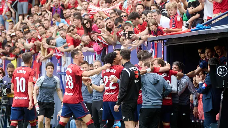 Los jugadores de Osasuna celebran el gol de Ante Budimir (1-0) durante el partido de La Liga EA Sports entre CA Osasuna y Villarreal CF disputado en el estadio de El Sadar en Pamplona. IÑIGO ALZUGARAY