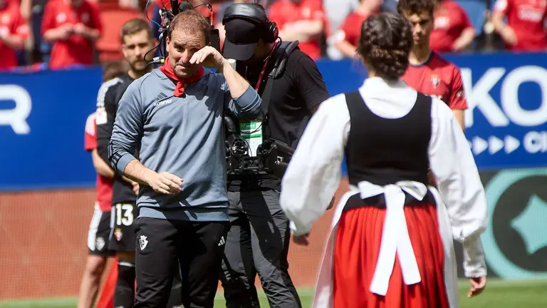 Despedida de Jagoba Arrasate como entrenador de Osasuna ante su afición en el estadio de El Sadar tras seis temporadas en el banquillo del equipo rojillo. IÑIGO ALZUGARAY