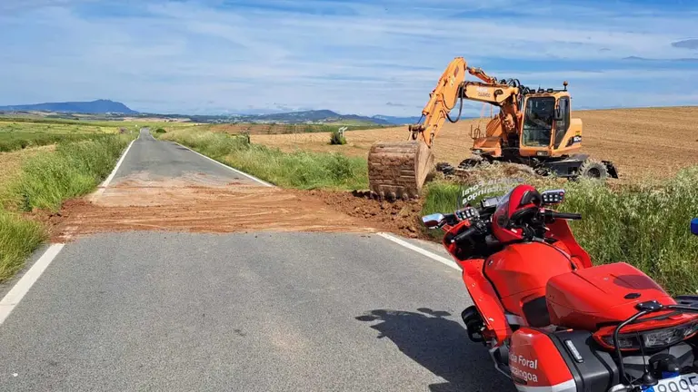 Carretera cubierta de tierra en el intento de sabotaje de la Vuelta Ciclista a Navarra. POLICÍA FORAL
