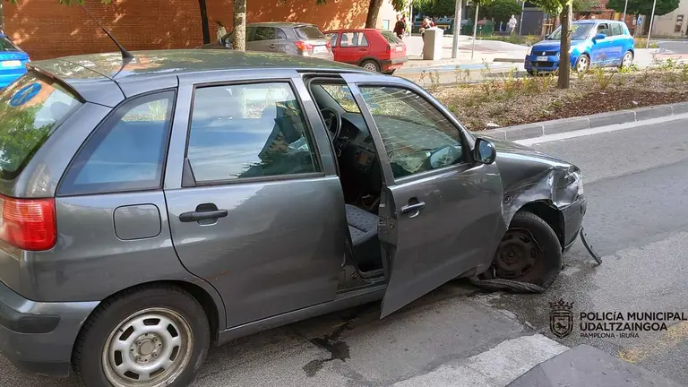 El coche presentaba un fuerte impacto frontolateral en el rueda delantera izquierda. POLICÍA MUNICIPAL DE PAMPLONA