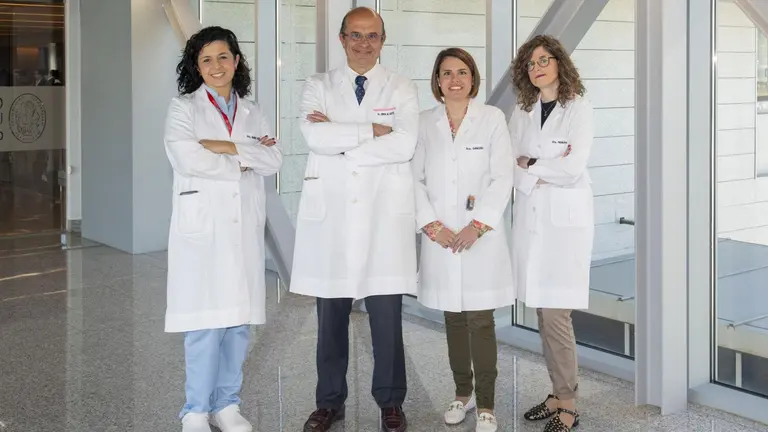 De izq. A dcha.: Los Dres. Rocío Ramos, Luis Chiva, Lidia Sancho y Verónica Morán, miembros del equipo multidisciplinar que llevan a cabo el ensayo clínico. CLÍNICA UNIVERSIDAD DE NAVARRA