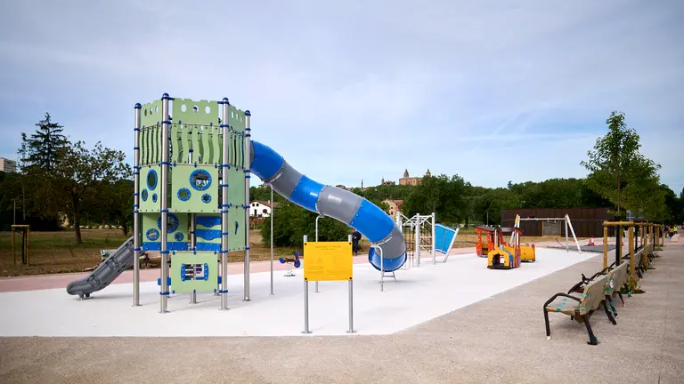 Miembros de la Gerencia y de la Comisión de Urbanismo visitan las obras de la segunda fase del parque de la Magdalena, en el barrio de Txantrea, que están próximas a concluir. PABLO LASAOSA