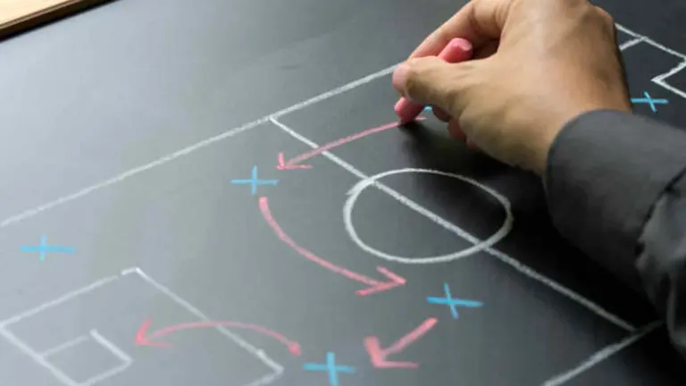 Foto de archivo de un entrenador de fútbol. PIXABAI