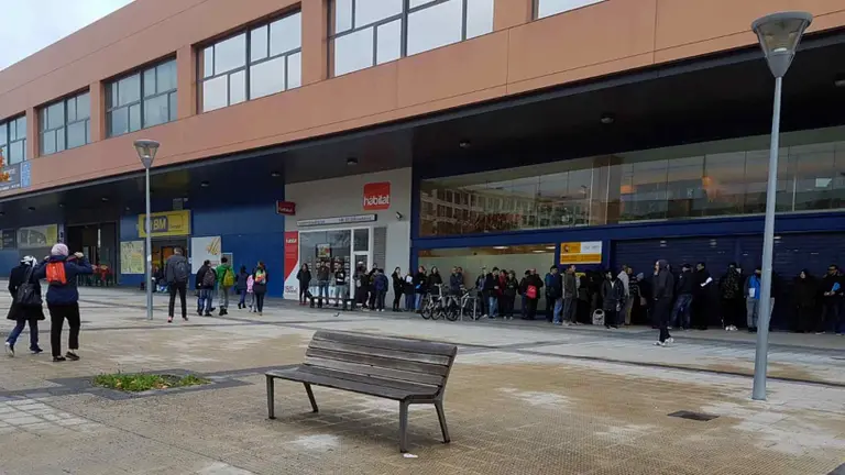 Colas de inmigrantes ante la oficina de Extranjería de Pamplona en Buztintxuri. SUP NAVARRA