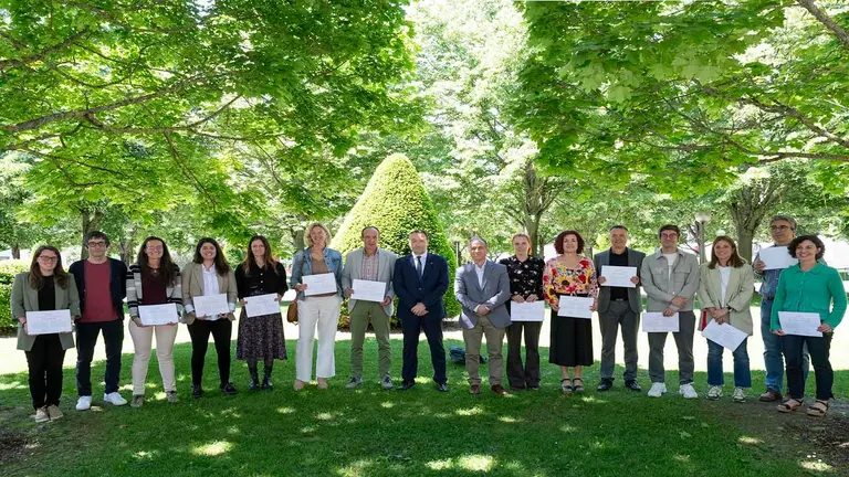 Premiados, con el rector de la UPNA y el vicerrector de Investigación. De izda. a dcha., Leyre Catalán, Álvaro Martínez, Patricia Aranguren, María Medrano, Maddi Osés, Idoia Labayen, David Astráin; el rector, Ramón Gonzalo; el vicerrector de Investigación, Francisco Javier Arregui; Katalin Nemeth, Camino Bueno, Óscar Martín, Miguel Araiz, Patricia Alegría, Antonio Rodríguez y Gurutze Pérez Artieda. UPNA