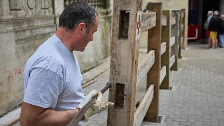 Un grupo de operarios de la Carpintería Hermanos Aldaz inician las tareas de montaje del vallado para los encierros de Sanfermines 2024. IÑIGO ALZUGARAY