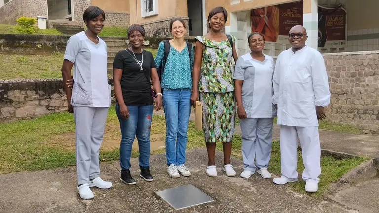 La profesora Silvia Carlos en el centro de Salud Eliba con parte del equipo de enfermería y laboratorio implicado en el programa. UNIVERSIDAD DE NAVARRA