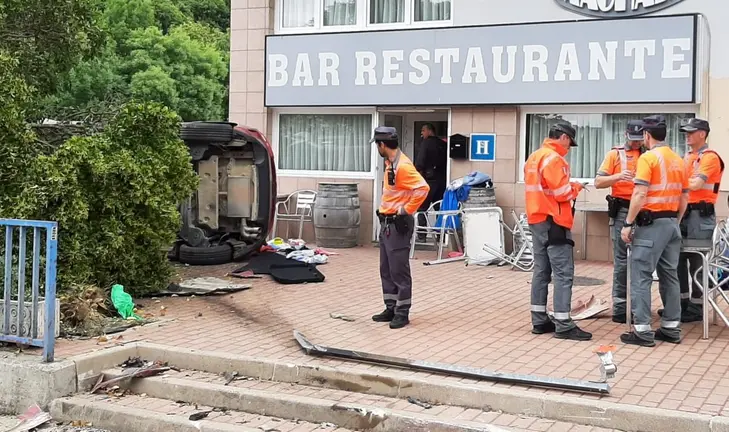 Atropello en Irurzun a dos mujeres en la terraza de un bar. POLICÍ AFORAL