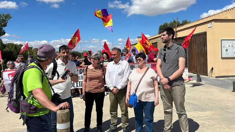 Carlos Guzmán, candidato navarro de Sumar a las elecciones europeas, y Enrique Santiago, diputado de la coalición en el Congreso, antes de participar en la marcha contra el polígono de tiro de las Bardenas. SUMAR