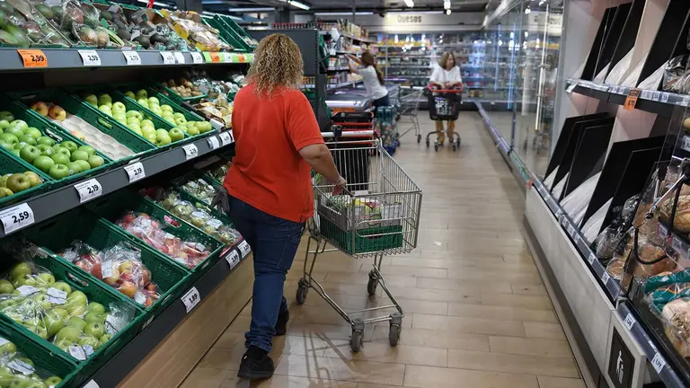 Imagen de archivo de una clienta haciendo la compra en un supermercado DÍA. FERNANDO SÁNCHEZ / EUROPA PRESS