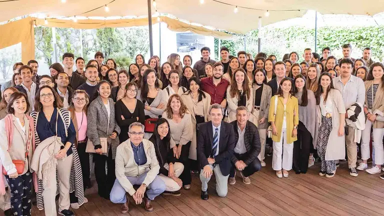 Los nuevos colegiados que asistieron a la bienvenida de los nuevos MIR posan acompañados de la Junta Directiva. COLEGIO DE MÉDICOS DE NAVARRA