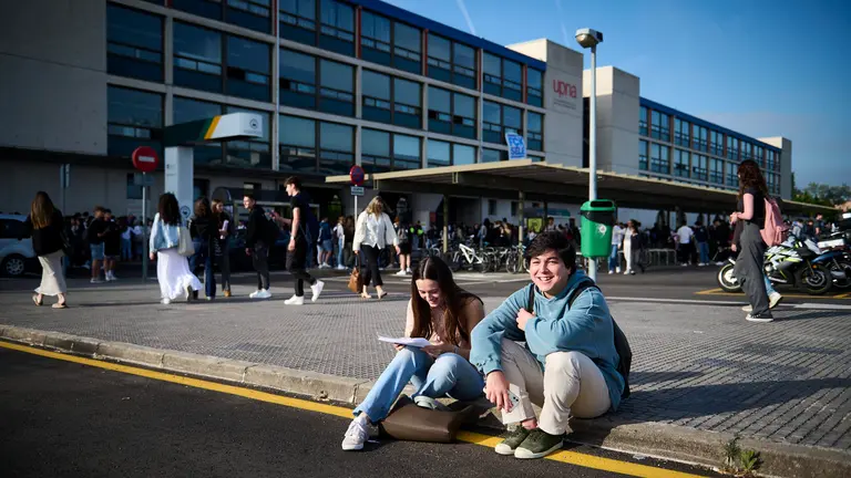 Miles de jóvenes se realizan la Evaluación para el Acceso a la Universidad (EvAU) en la UPNA. PABLO LASAOSA