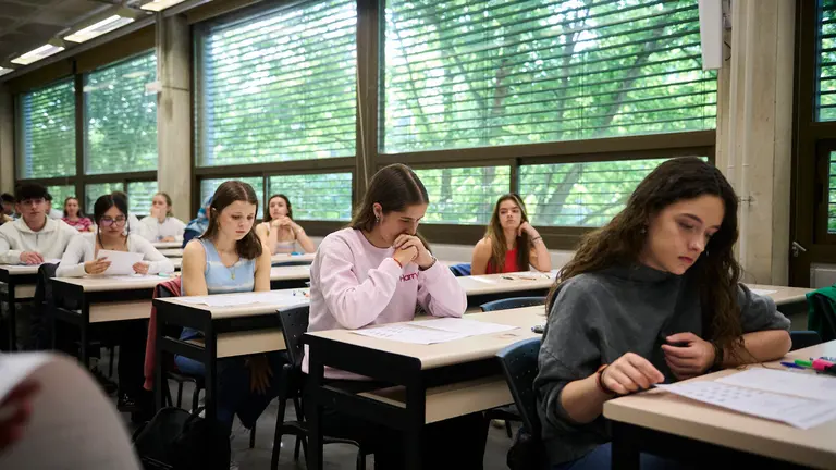 Miles de jóvenes se realizan la Evaluación para el Acceso a la Universidad (EvAU) en la UPNA. PABLO LASAOSA