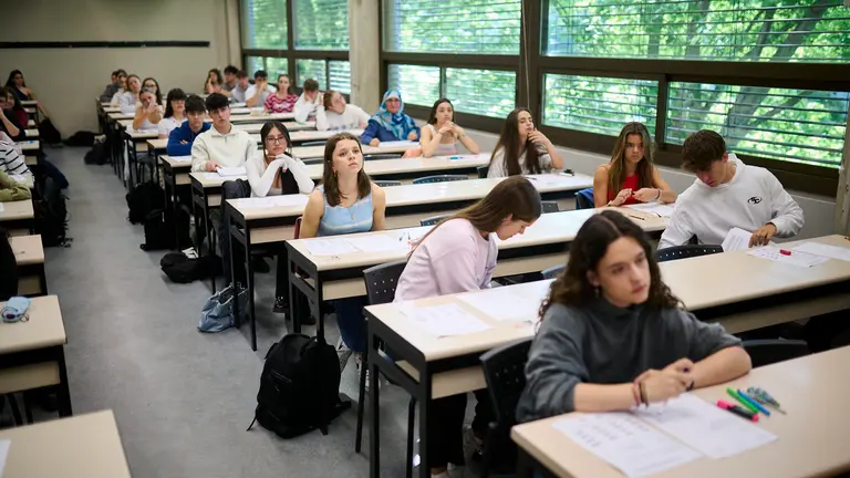 Miles de j&oacute;venes se realizan la Evaluaci&oacute;n para el Acceso a la Universidad (EvAU) en la UPNA. PABLO LASAOSA