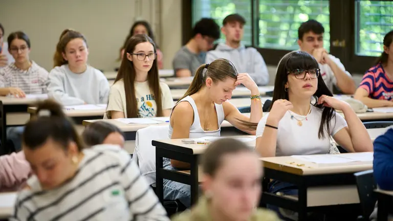 Miles de jóvenes se realizan la Evaluación para el Acceso a la Universidad (EvAU) en la UPNA. PABLO LASAOSA