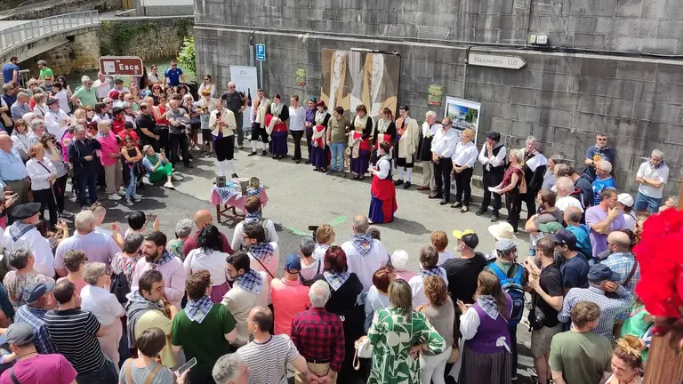 Multitud congregada en el Día del Queso Roncal en 2023. Cedida