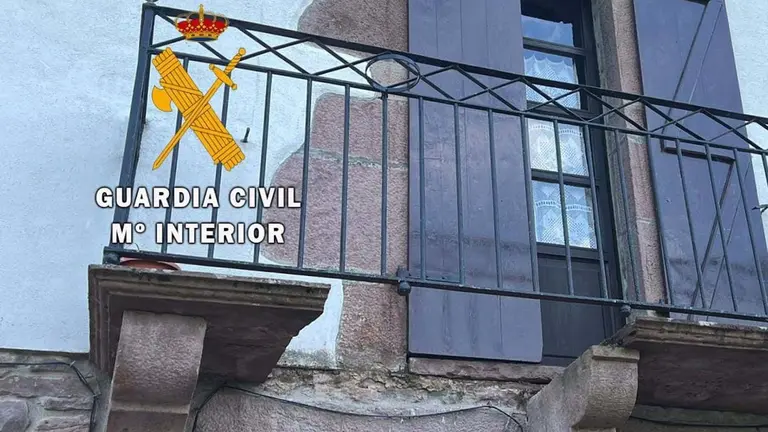 Herido en el Valle de Baztan tras ceder el suelo del balcón en el que se encontraba. GUARDIA CIVIL