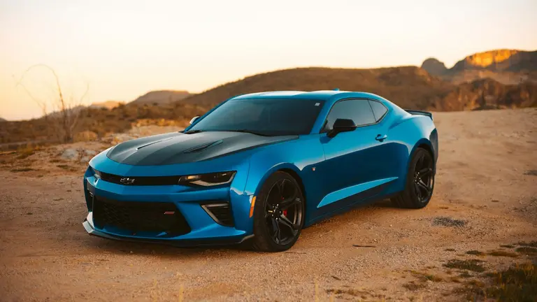 Chevrolet coupé azul. UNSPLASH - STEFAN RODRIGUEZ