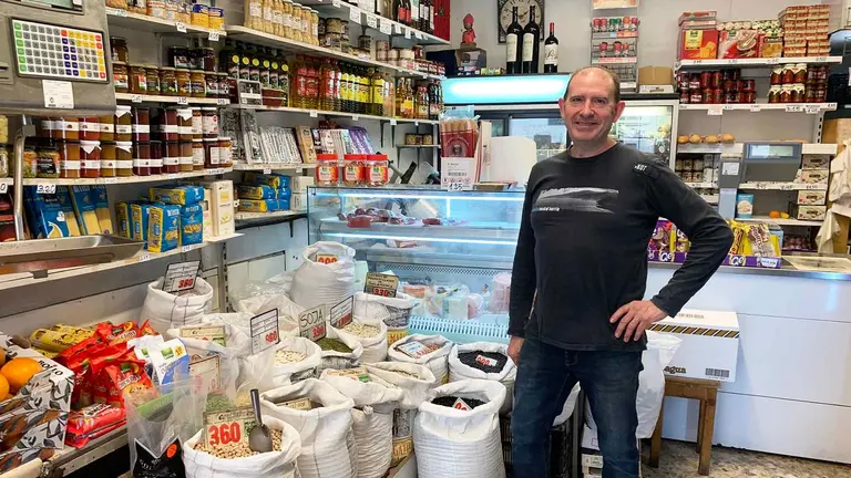 Luis Huarte en su tienda de alimentación en la calle Santo Domingo 35 de Pamplona. Navarra.com