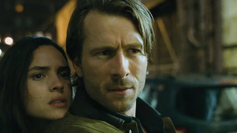 Glen Powell y Adria Jordana en Hitman.