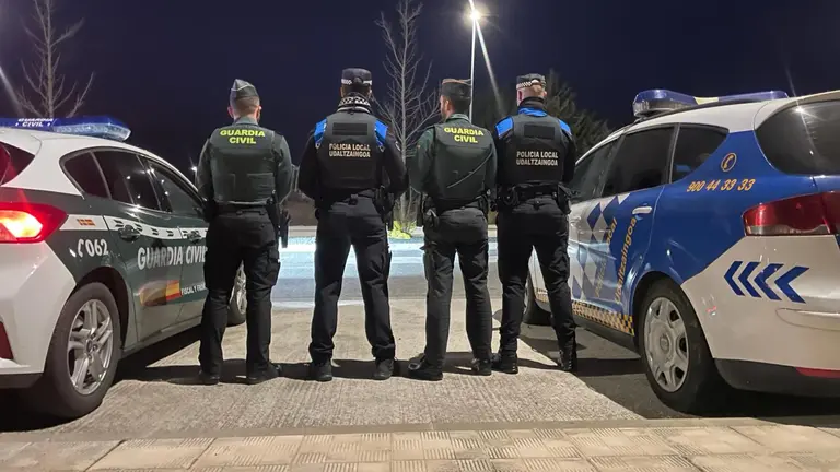 Agentes de la Guardia Civil y de la Policía Municipal de Egüés durante el operativo de fiestas de Sarriguren (Egüés).