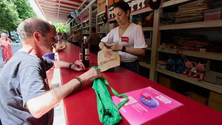 Tómbola de Caritas, en el Paseo de Sarasate de Pamplona. IÑIGO ALZUGARAY