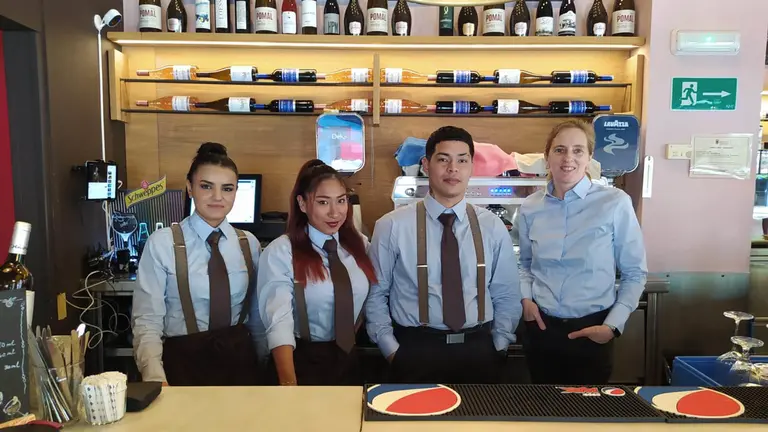 Los camareros de La Fábrica, en la calle Carlos III el Noble 51. NAVARRA.COM