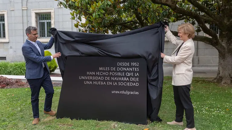 La rectora, María Iraburu, y Bruno Bernal, donante del programa Becas Alumni, descubriendo el tótem en agradecimiento a las personas, instituciones y empresas que contribuyen a impulsar los proyectos de la Universidad de Navarra. UNIVERSIDAD DE NAVARRA