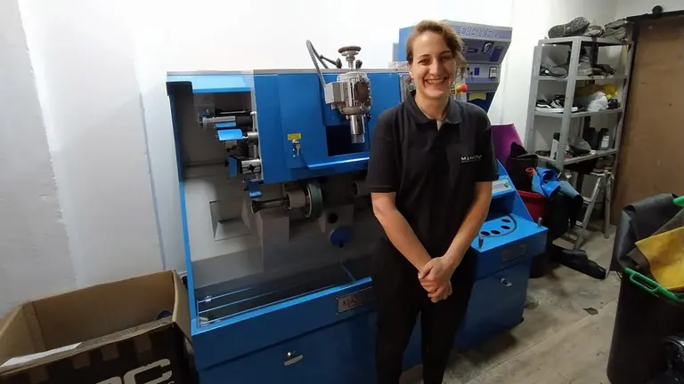 Sara Mangado Munárriz junto a su banco de finisaje, la máquina que le ayuda a reparar calzado. NAVARRA.COM