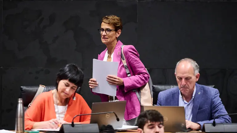 María Chivite, presidenta del Gobierno junto a los parlamentarios de EH Bildu Laura Aznal y Adolfo Araiz. PABLO LASAOSA