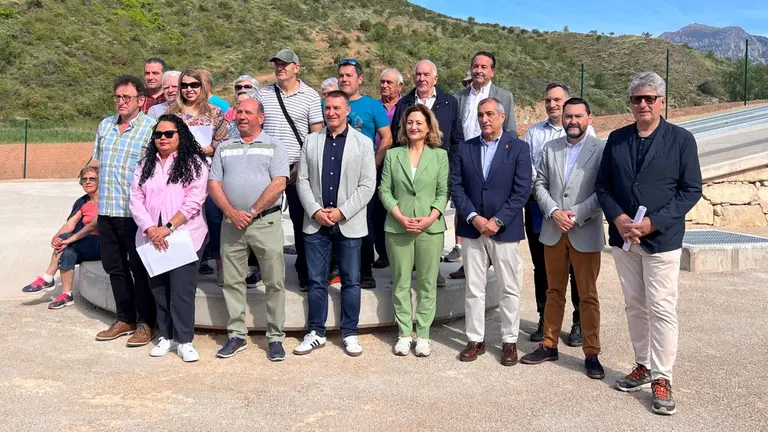 El consejero Óscar Chivite y director general de Administración Local y Despoblación, Jesús Marí Rodríguez, junto a las autoridades de la zona en la visita a la depuradora de Espronceda. GOBIERNO DE NAVARRA